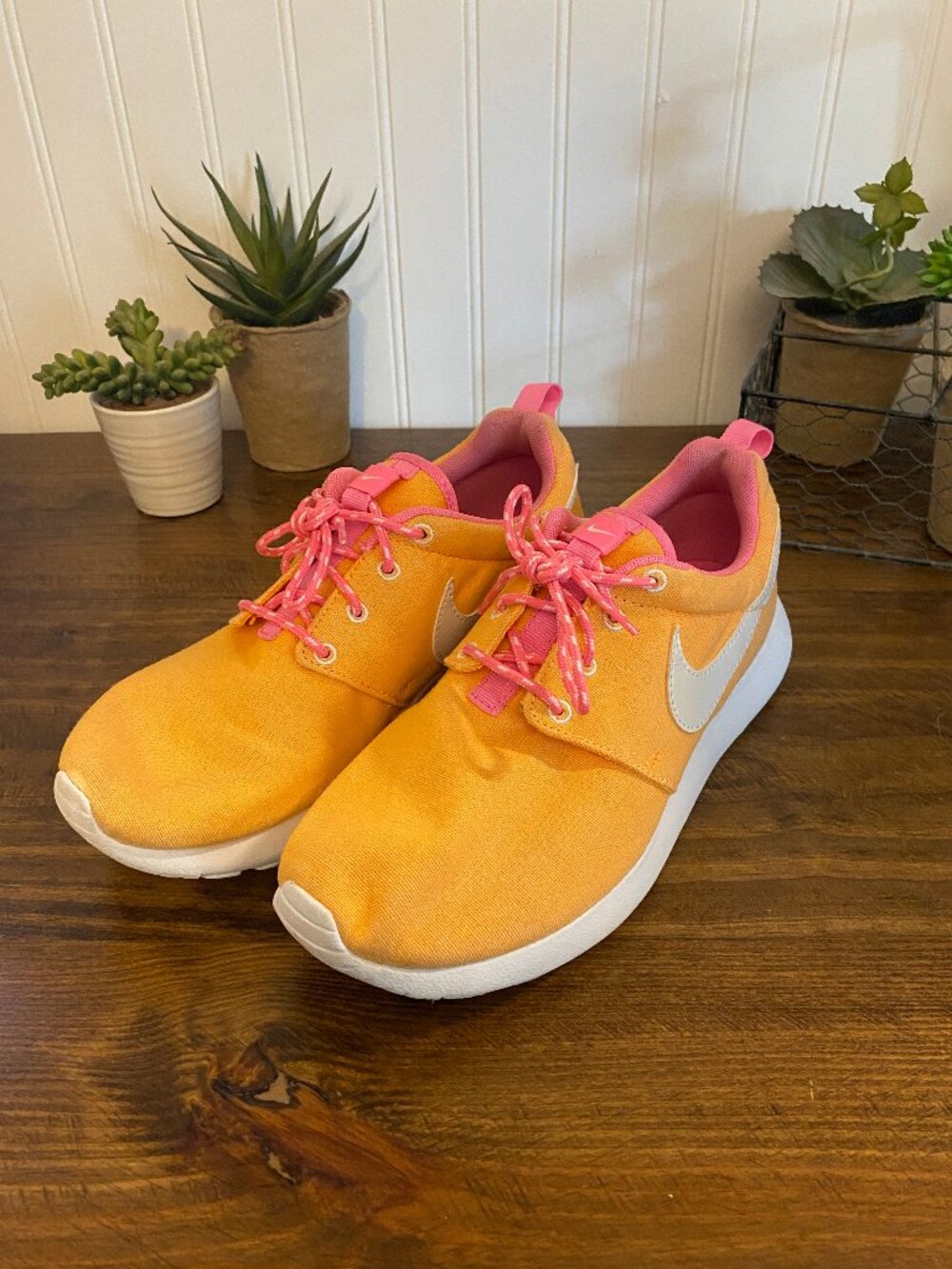 Nike Roshe Run GS Atomic Mango Pink Glow Sneakers - Youth 6Y (approx Womens 7.5)